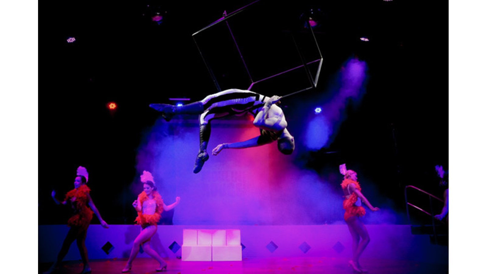 Guillaume Blais est artiste de cirque, plus précisément trapéziste, et travaille un peu partout dans le monde. Originaire de Saint-Benoît-Labre, il a d'abord fait des études pour devenir coiffeur, avant d'avoir la piqûre pour les arts du cirque quelques années plus tard.