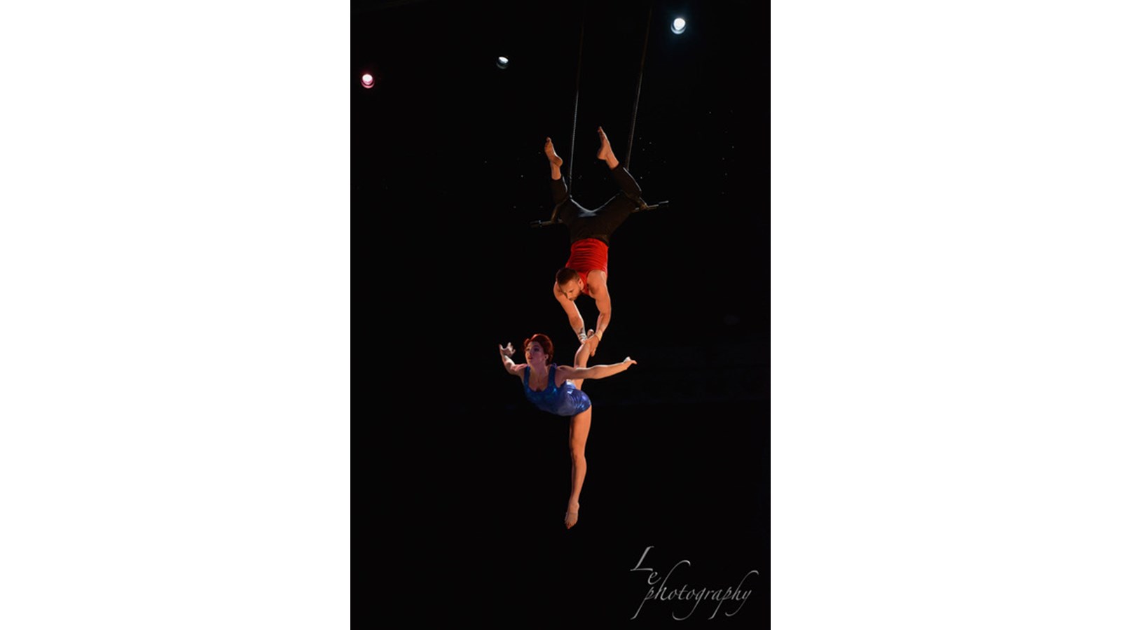 Guillaume Blais est artiste de cirque, plus précisément trapéziste, et travaille un peu partout dans le monde. Originaire de Saint-Benoît-Labre, il a d'abord fait des études pour devenir coiffeur, avant d'avoir la piqûre pour les arts du cirque quelques années plus tard.