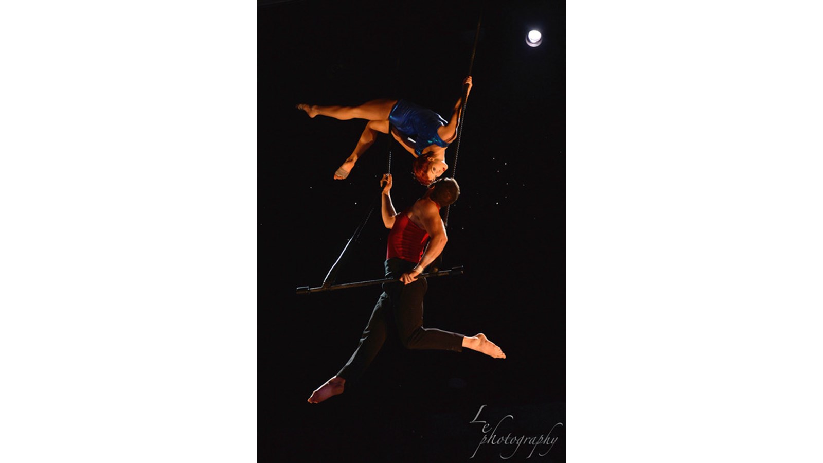 Guillaume Blais est artiste de cirque, plus précisément trapéziste, et travaille un peu partout dans le monde. Originaire de Saint-Benoît-Labre, il a d'abord fait des études pour devenir coiffeur, avant d'avoir la piqûre pour les arts du cirque quelques années plus tard.
