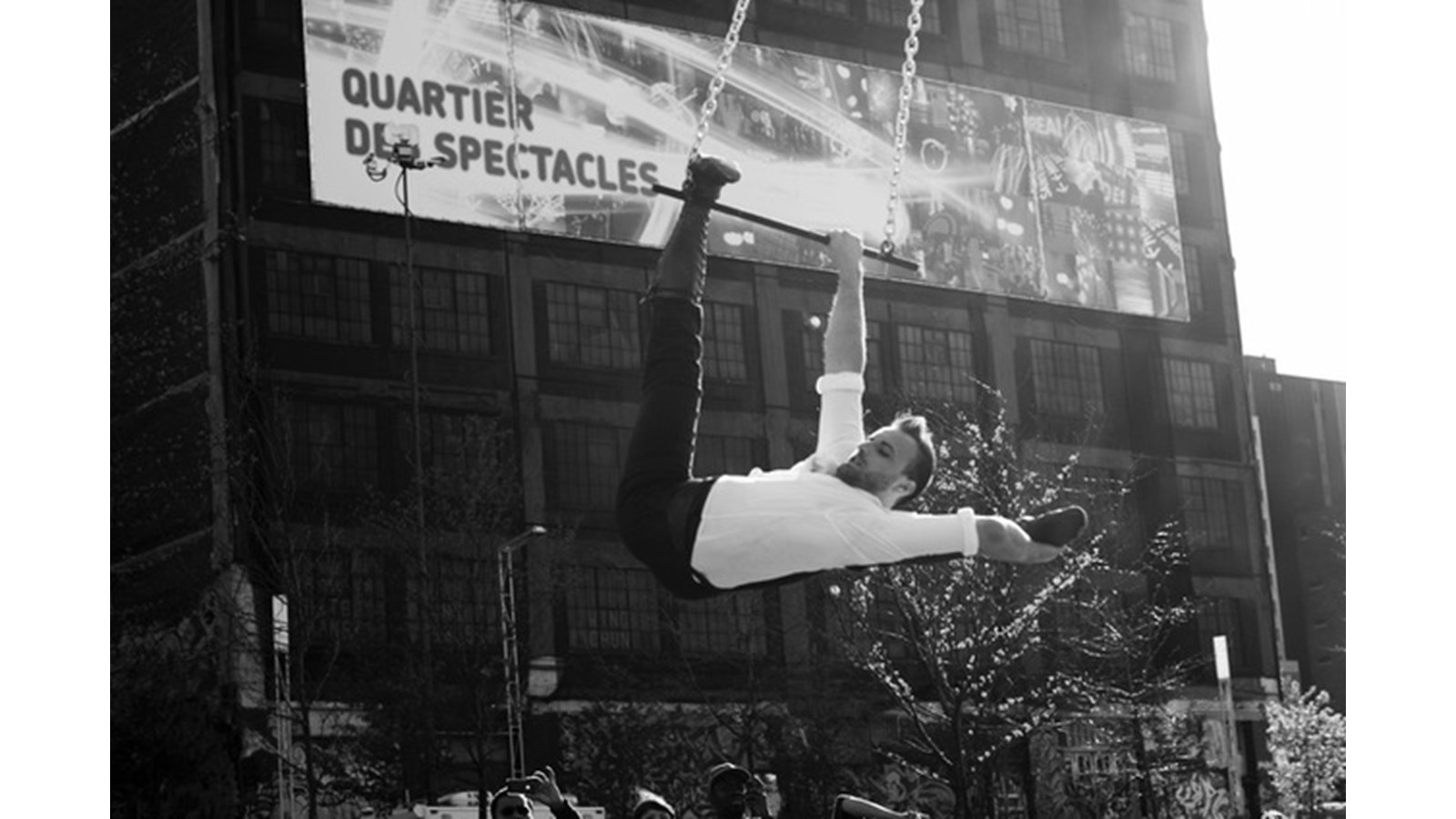 Guillaume Blais est artiste de cirque, plus précisément trapéziste, et travaille un peu partout dans le monde. Originaire de Saint-Benoît-Labre, il a d'abord fait des études pour devenir coiffeur, avant d'avoir la piqûre pour les arts du cirque quelques années plus tard.