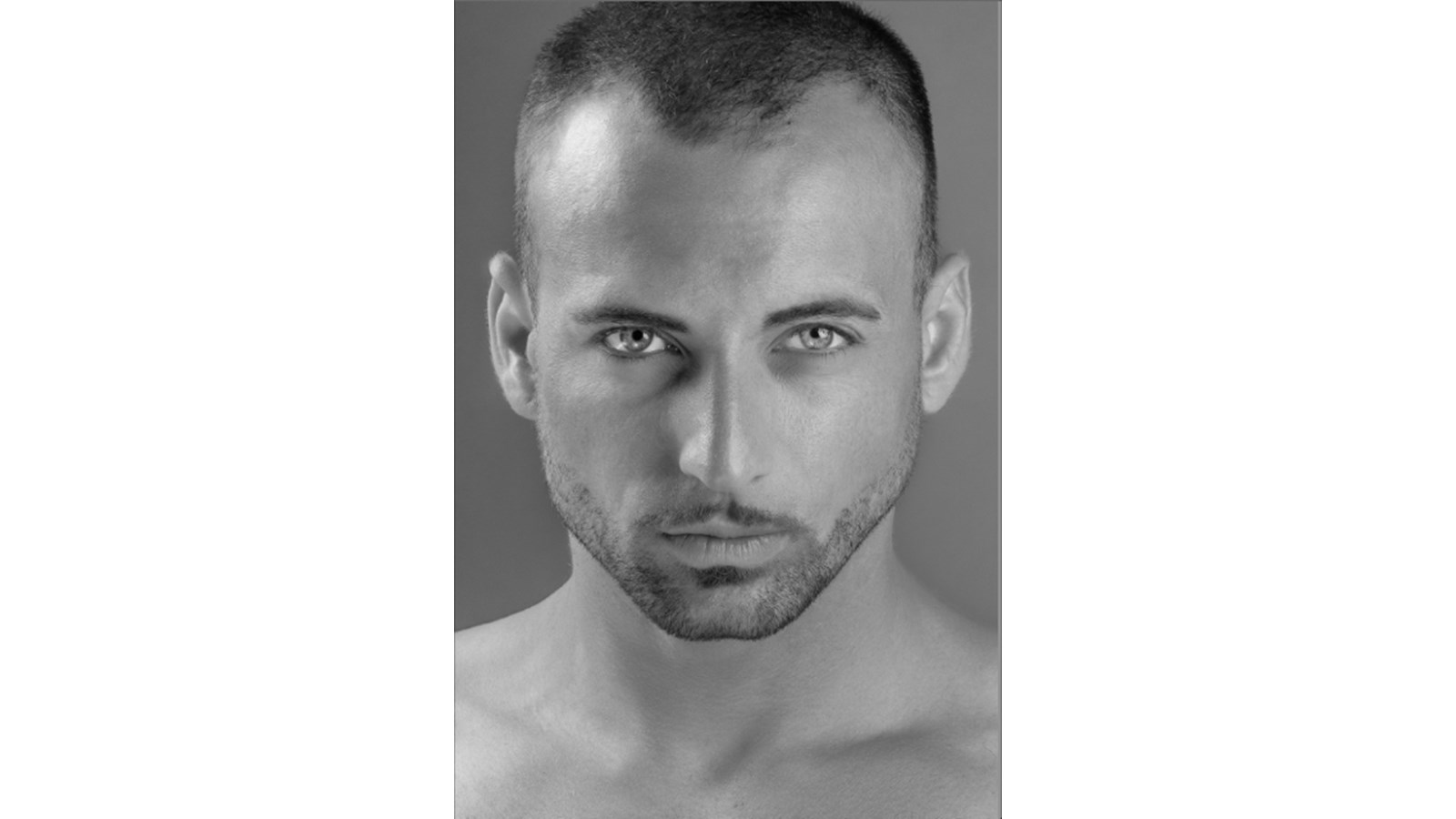 Guillaume Blais est artiste de cirque, plus précisément trapéziste, et travaille un peu partout dans le monde. Originaire de Saint-Benoît-Labre, il a d'abord fait des études pour devenir coiffeur, avant d'avoir la piqûre pour les arts du cirque quelques années plus tard.