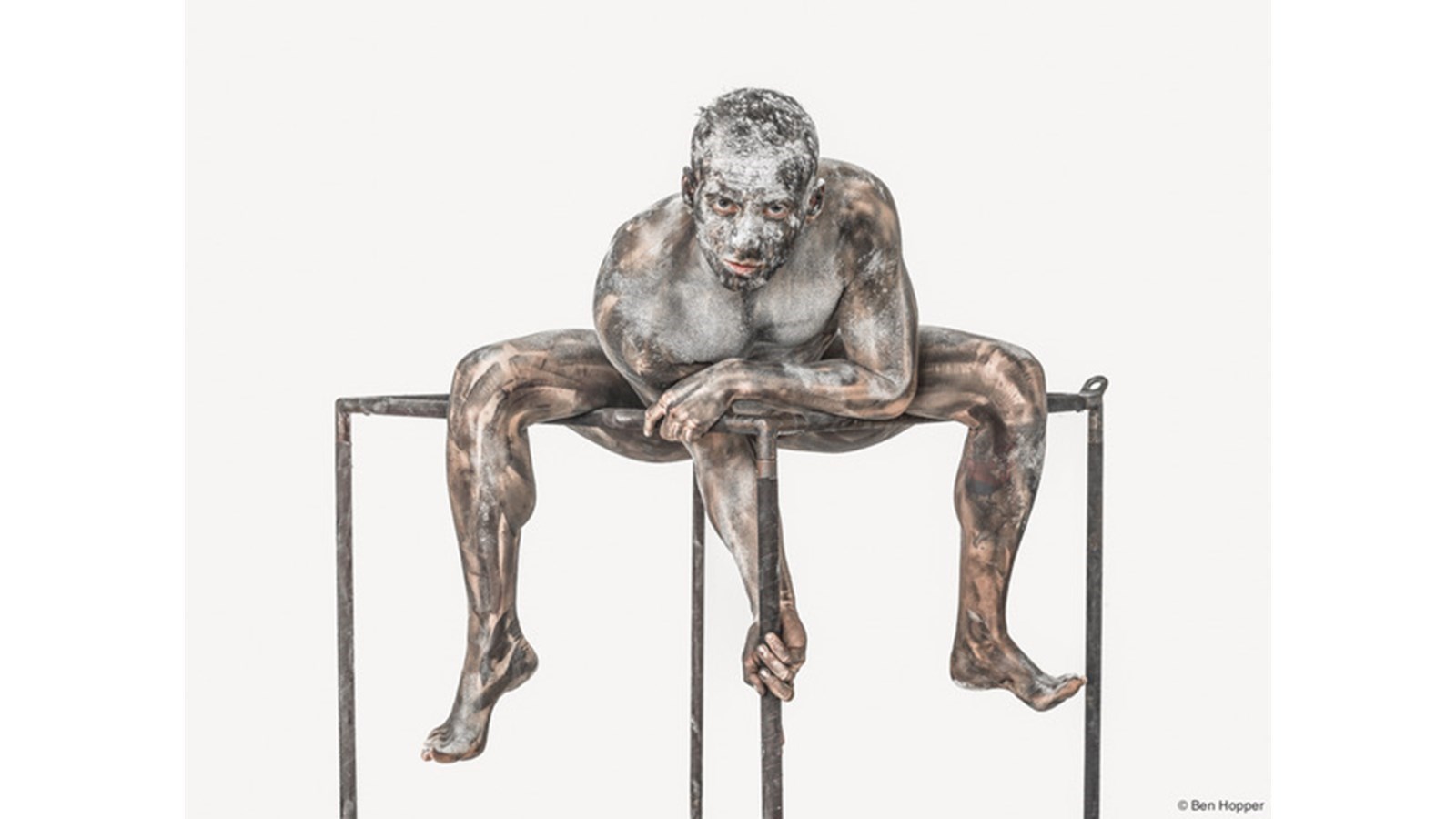 Guillaume Blais est artiste de cirque, plus précisément trapéziste, et travaille un peu partout dans le monde. Originaire de Saint-Benoît-Labre, il a d'abord fait des études pour devenir coiffeur, avant d'avoir la piqûre pour les arts du cirque quelques années plus tard.