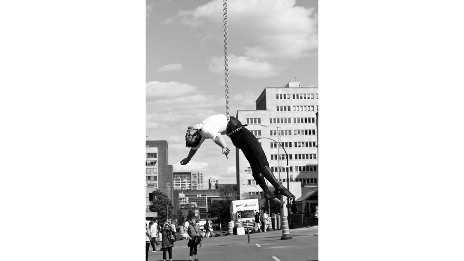 Guillaume Blais est artiste de cirque, plus précisément trapéziste, et travaille un peu partout dans le monde. Originaire de Saint-Benoît-Labre, il a d'abord fait des études pour devenir coiffeur, avant d'avoir la piqûre pour les arts du cirque quelques années plus tard.