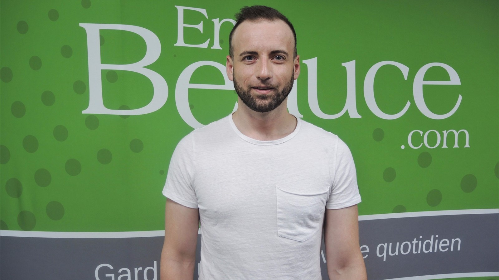 Guillaume Blais est artiste de cirque, plus précisément trapéziste, et travaille un peu partout dans le monde. Originaire de Saint-Benoît-Labre, il a d'abord fait des études pour devenir coiffeur, avant d'avoir la piqûre pour les arts du cirque quelques années plus tard.