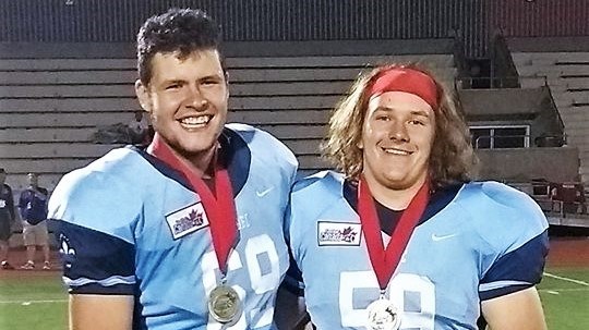 Les Beaucerons Christopher Fortin (à gauche) et Samuel Faucher (à droite) ont remporté la médaille d'or avec l'Équipe Québec à la Coupe Canada de football lors du vendredi 14 juillet 2017 à Wolfville en Nouvelle-Écosse.