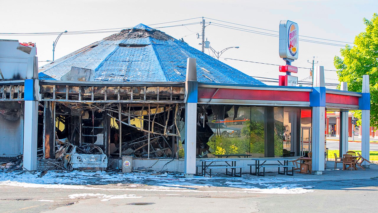 Les dommages du Burger King de Saint-Georges au lendemain de l'incendie criminel