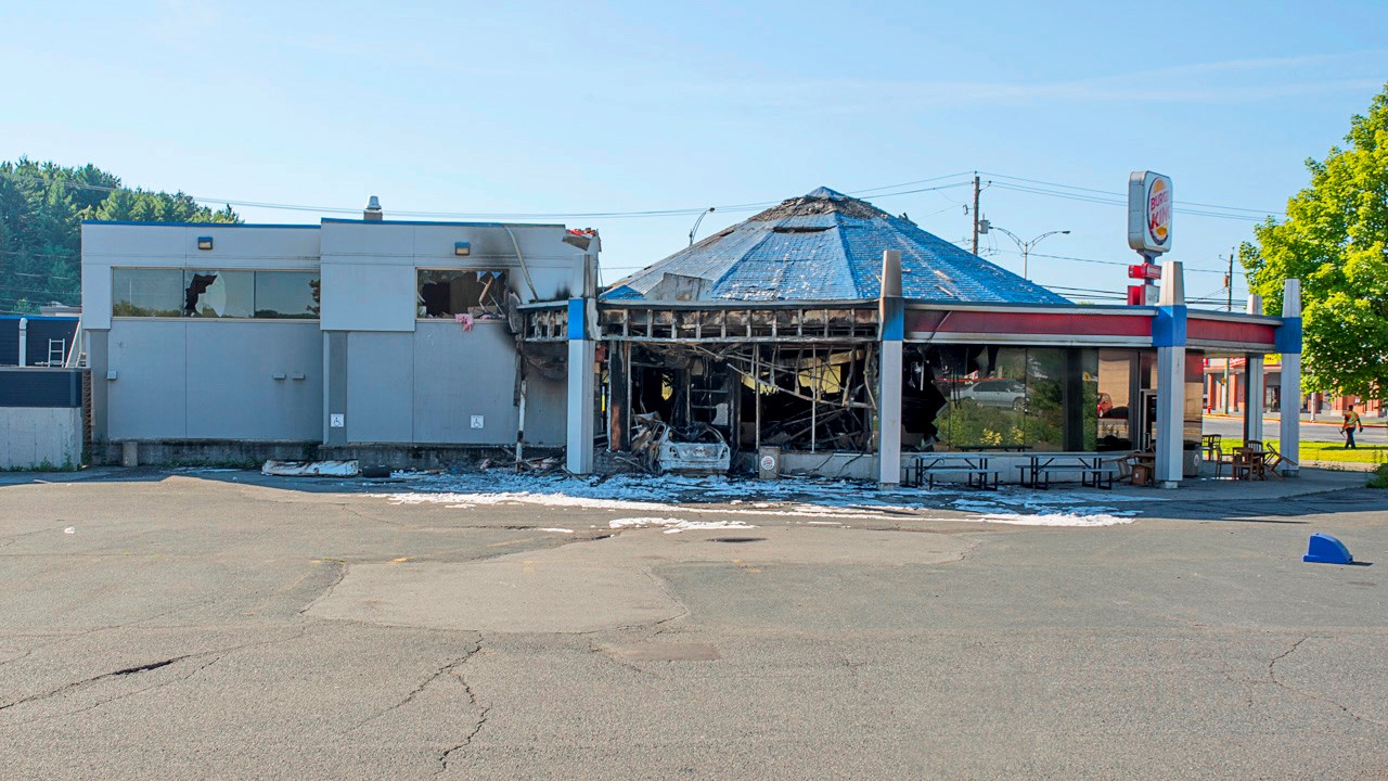Les dommages du Burger King de Saint-Georges au lendemain de l'incendie criminel