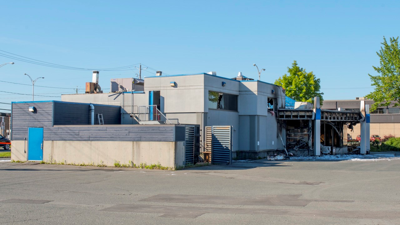 Les dommages du Burger King de Saint-Georges au lendemain de l'incendie criminel