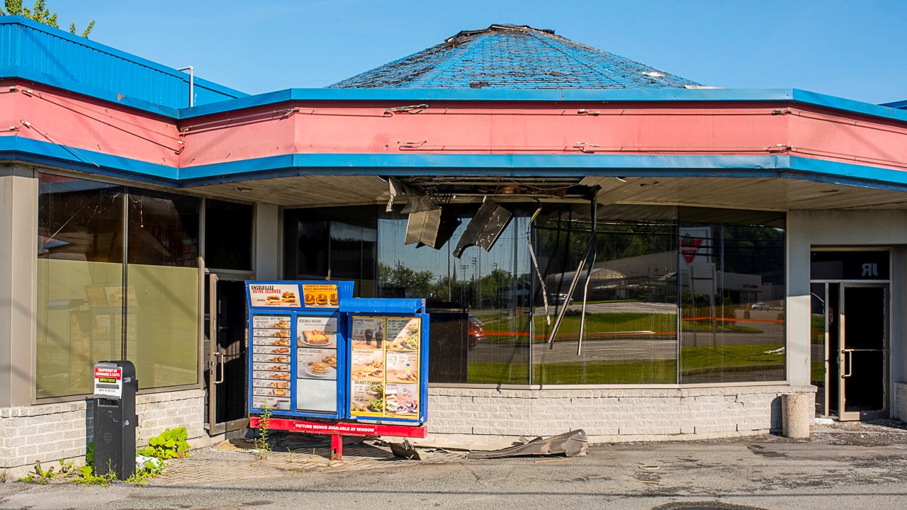 Les dommages du Burger King de Saint-Georges au lendemain de l'incendie criminel