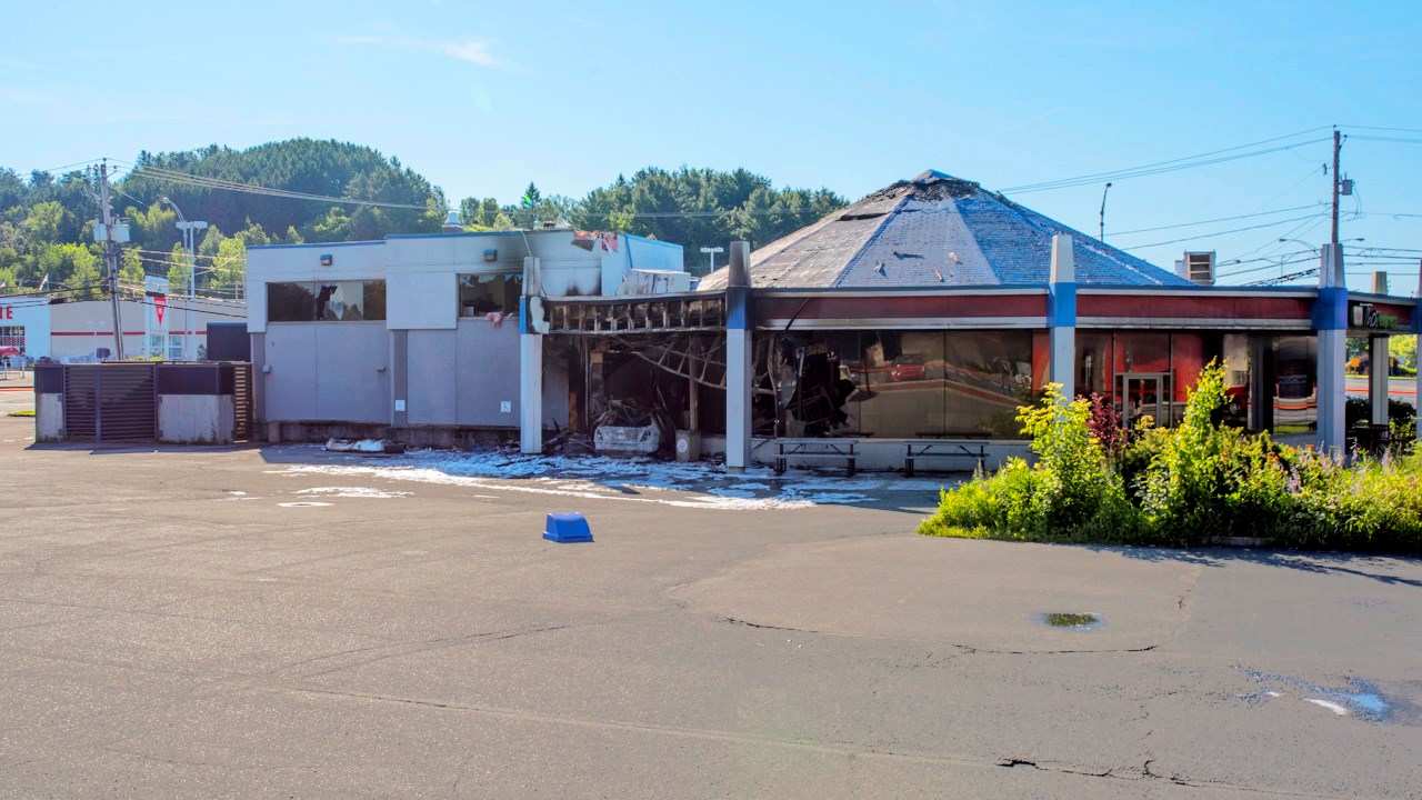 Les dommages du Burger King de Saint-Georges au lendemain de l'incendie criminel