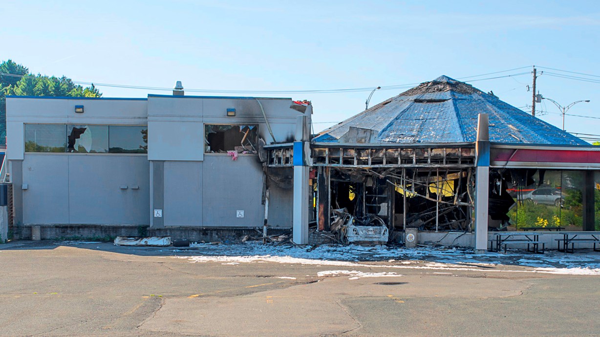 Les dommages du Burger King de Saint-Georges au lendemain de l'incendie criminel