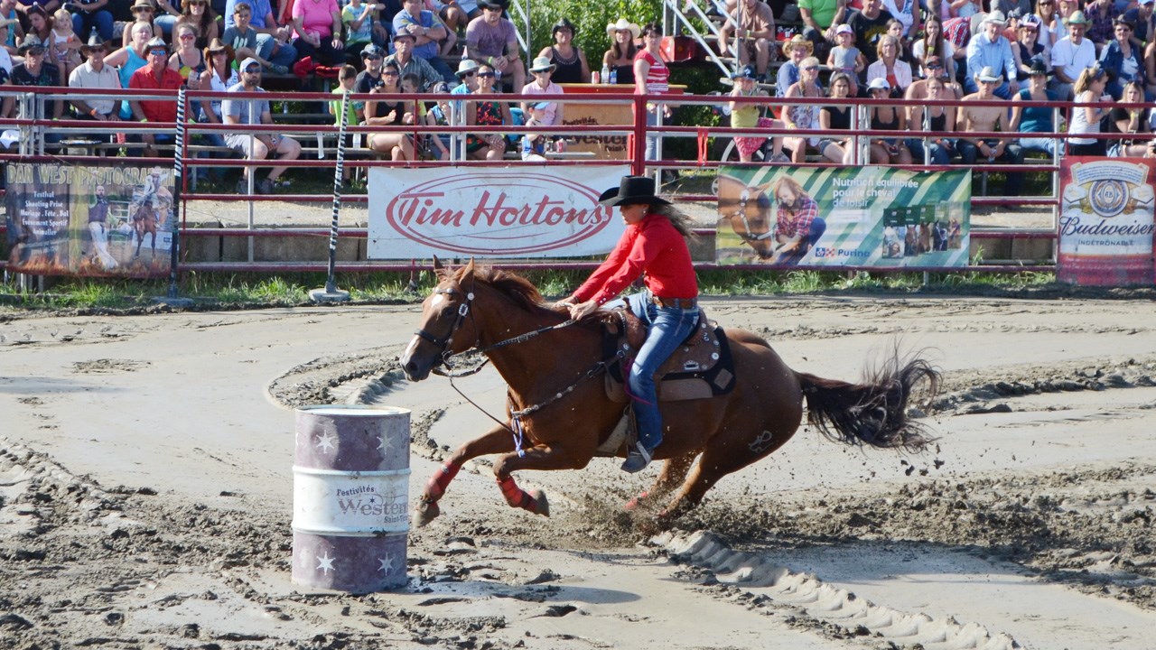 Des estrades pleines pour la finale du rodéo des Festivités western de Saint-Victor