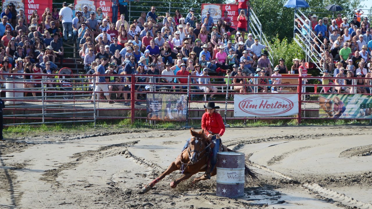 Des estrades pleines pour la finale du rodéo des Festivités western de Saint-Victor