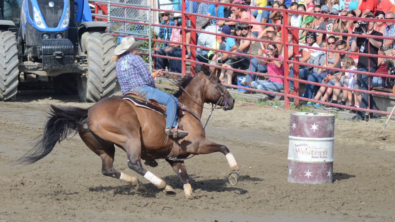 Des estrades pleines pour la finale du rodéo des Festivités western de Saint-Victor