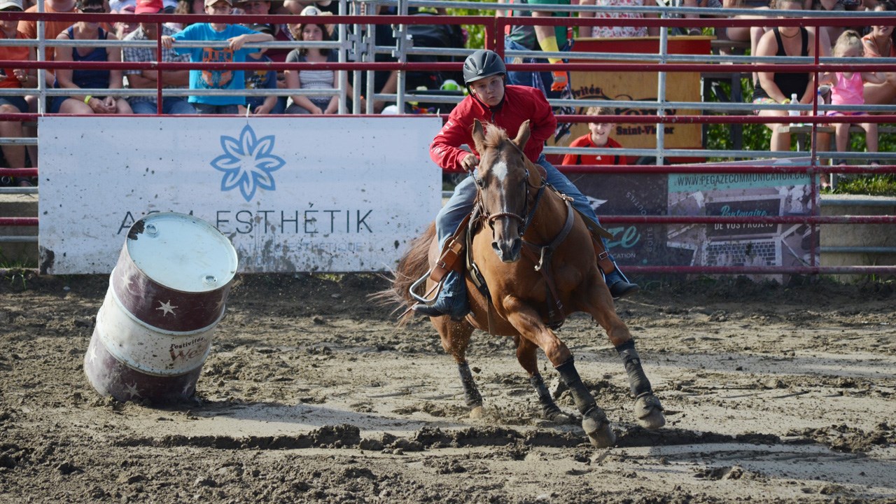 Des estrades pleines pour la finale du rodéo des Festivités western de Saint-Victor