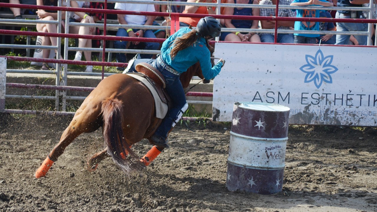 Des estrades pleines pour la finale du rodéo des Festivités western de Saint-Victor