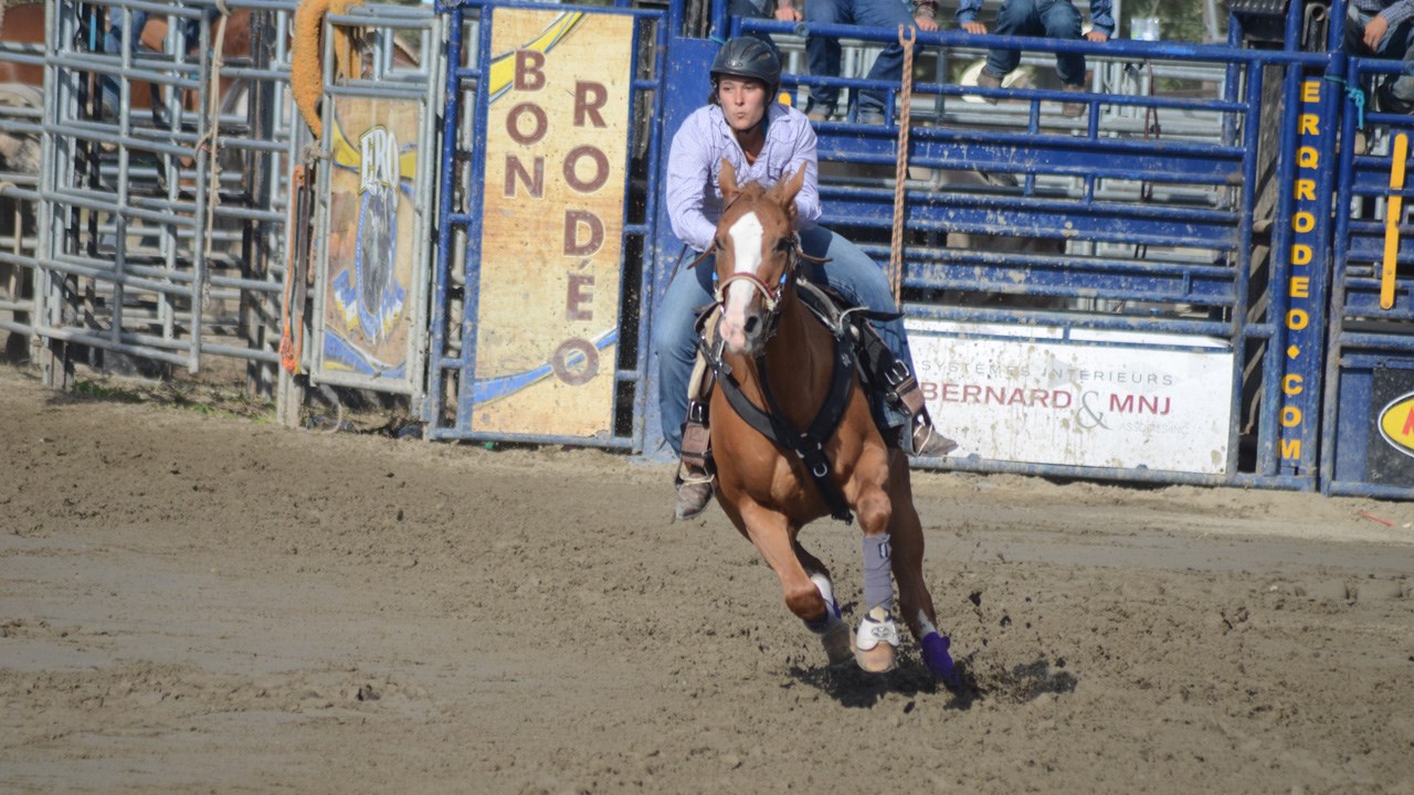 Des estrades pleines pour la finale du rodéo des Festivités western de Saint-Victor