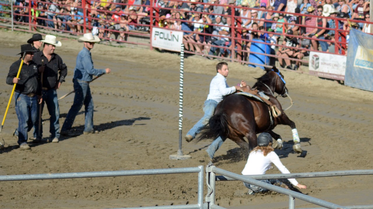 Des estrades pleines pour la finale du rodéo des Festivités western de Saint-Victor
