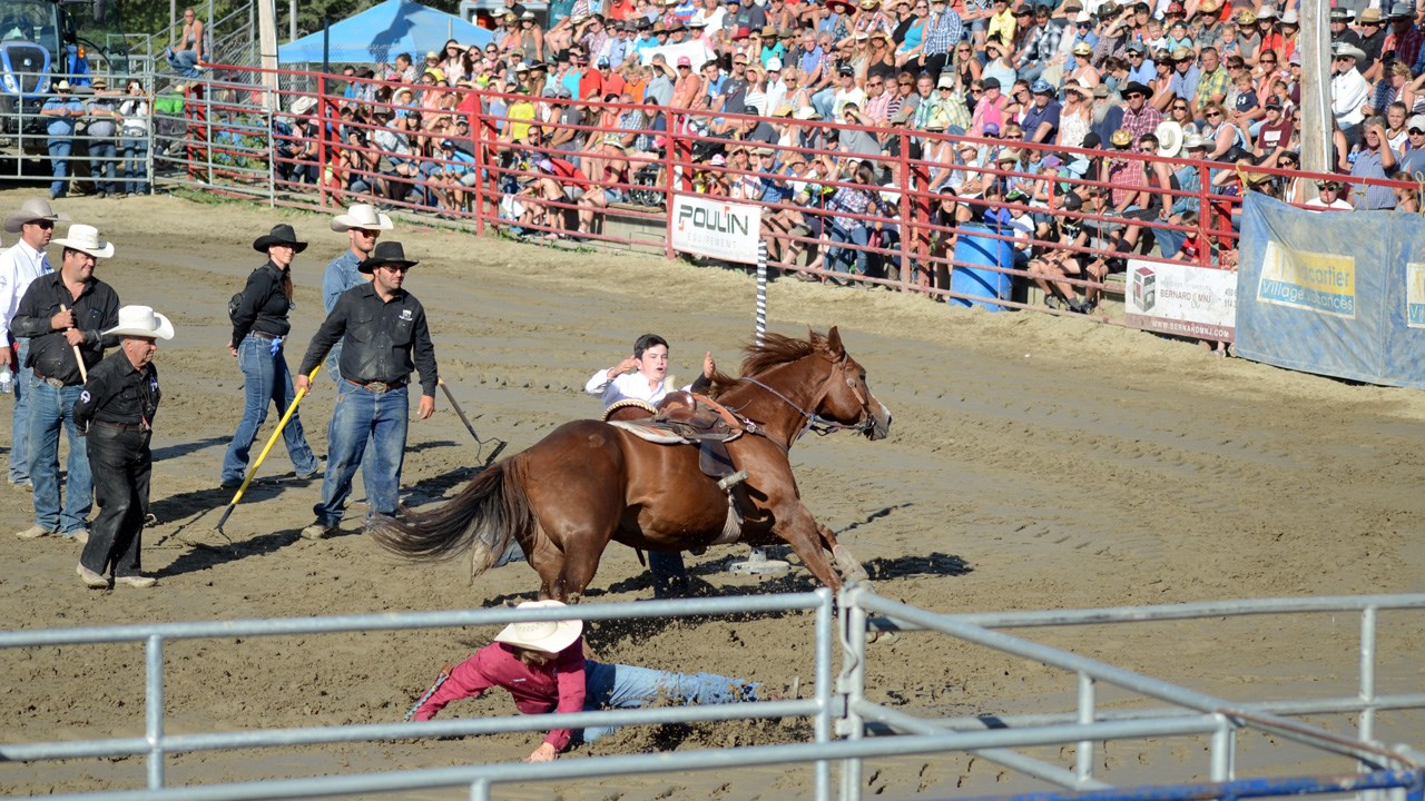 Des estrades pleines pour la finale du rodéo des Festivités western de Saint-Victor