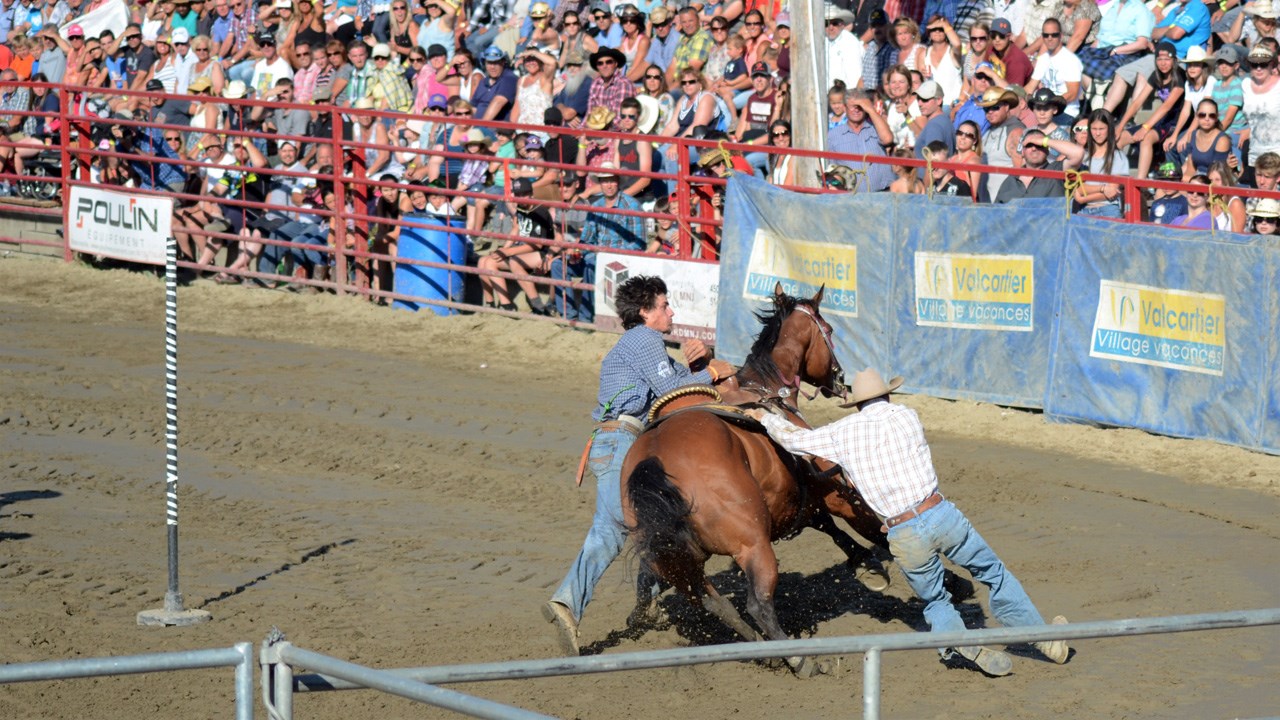 Des estrades pleines pour la finale du rodéo des Festivités western de Saint-Victor