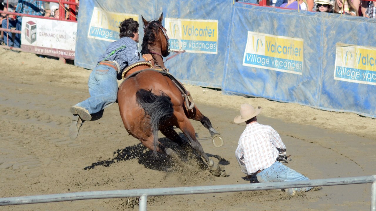 Des estrades pleines pour la finale du rodéo des Festivités western de Saint-Victor