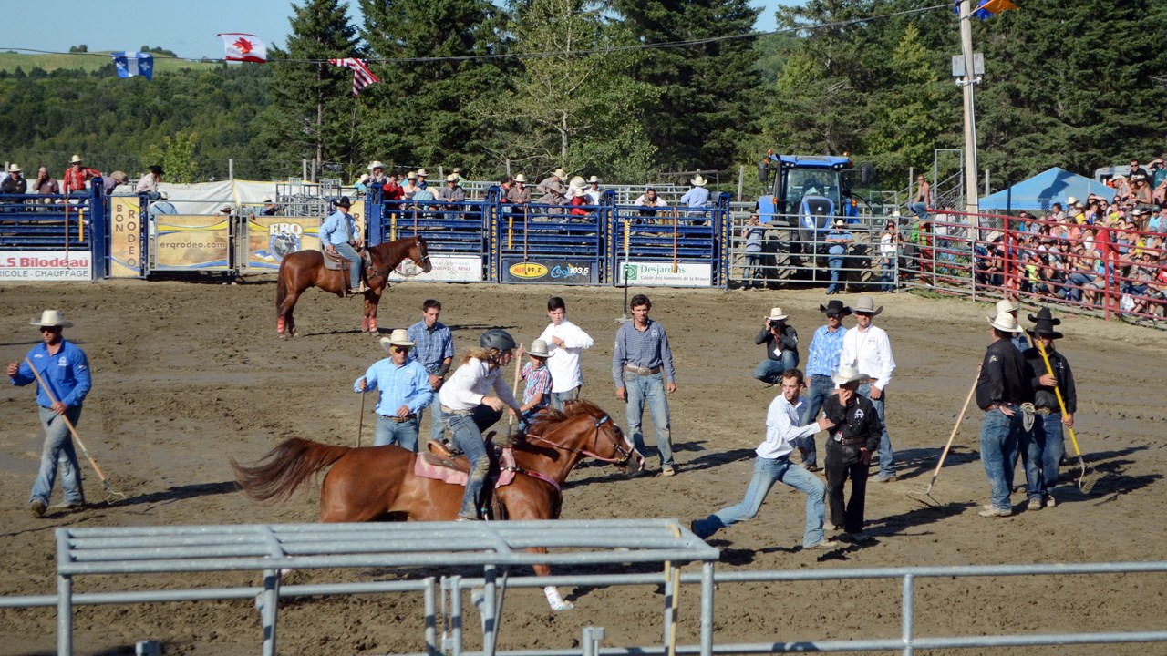 Des estrades pleines pour la finale du rodéo des Festivités western de Saint-Victor