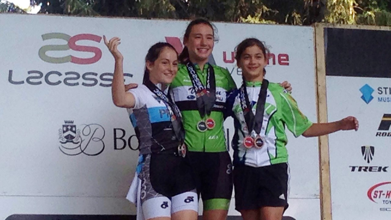 Evelyne Lacasse (au centre) a été sacrée championne au cumulatif de la saison 2017.