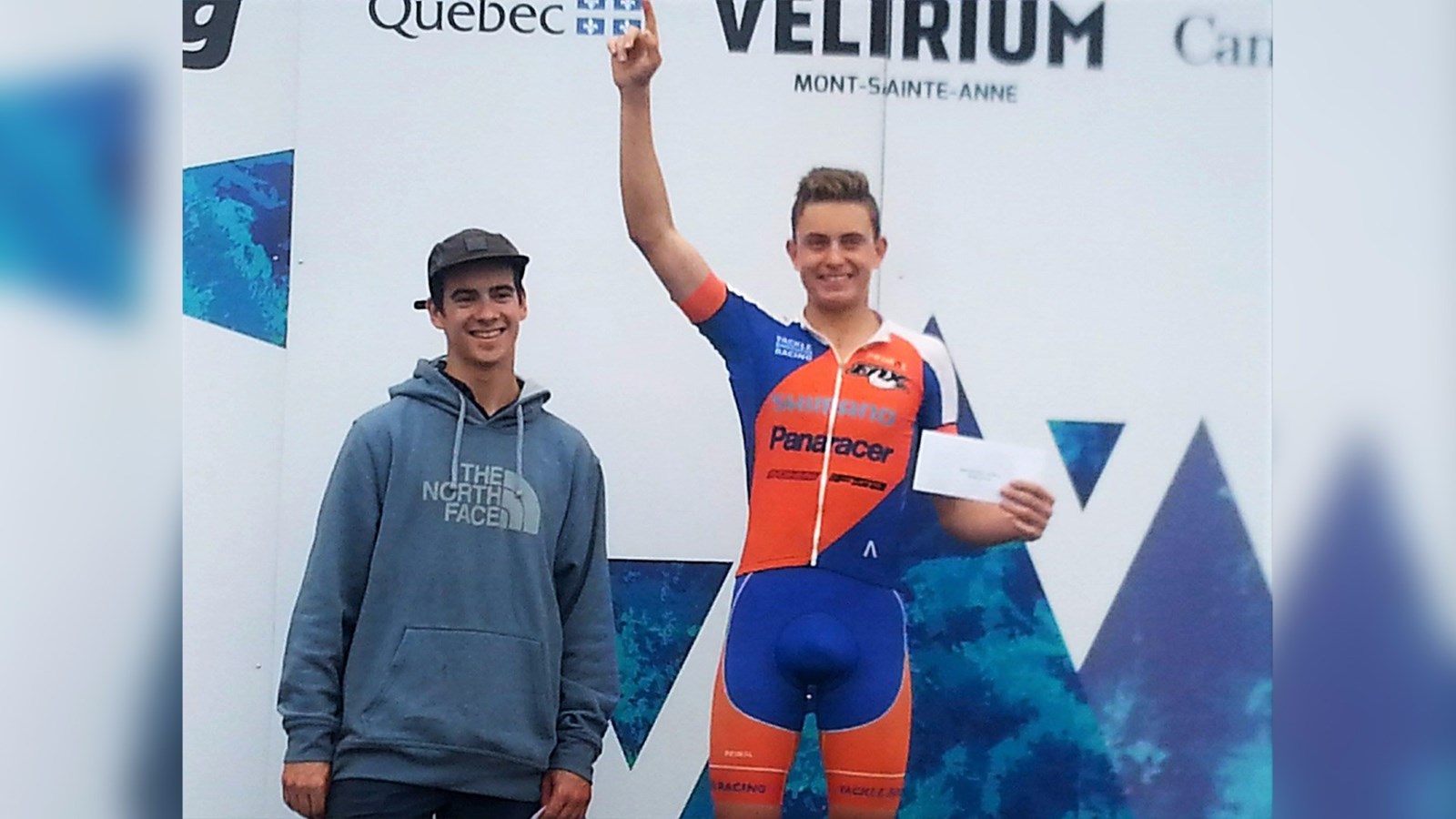L'athlète mariverain Éliot Grondin (à gauche) lors de la remise de médailles au Raid Vélo Mag qui s'est déroulé lors du samedi 5 août 2017 au Mont Saint-Anne, à Beaupré.