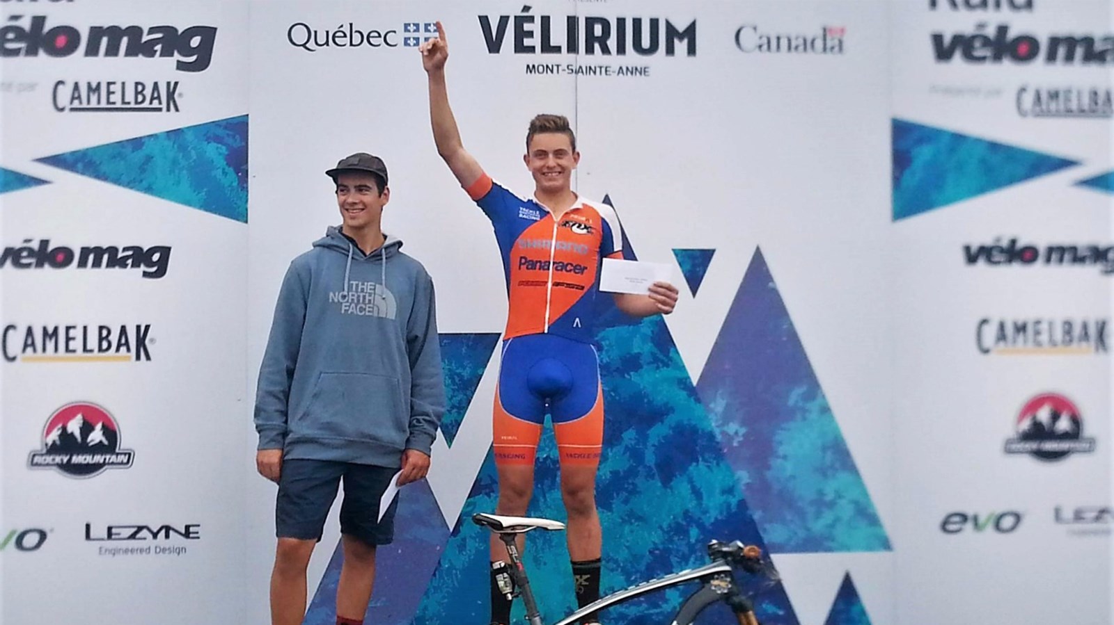 L'athlète mariverain Éliot Grondin (à gauche) lors de la remise de médailles au Raid Vélo Mag qui s'est déroulé lors du samedi 5 août 2017 au Mont Saint-Anne, à Beaupré.
