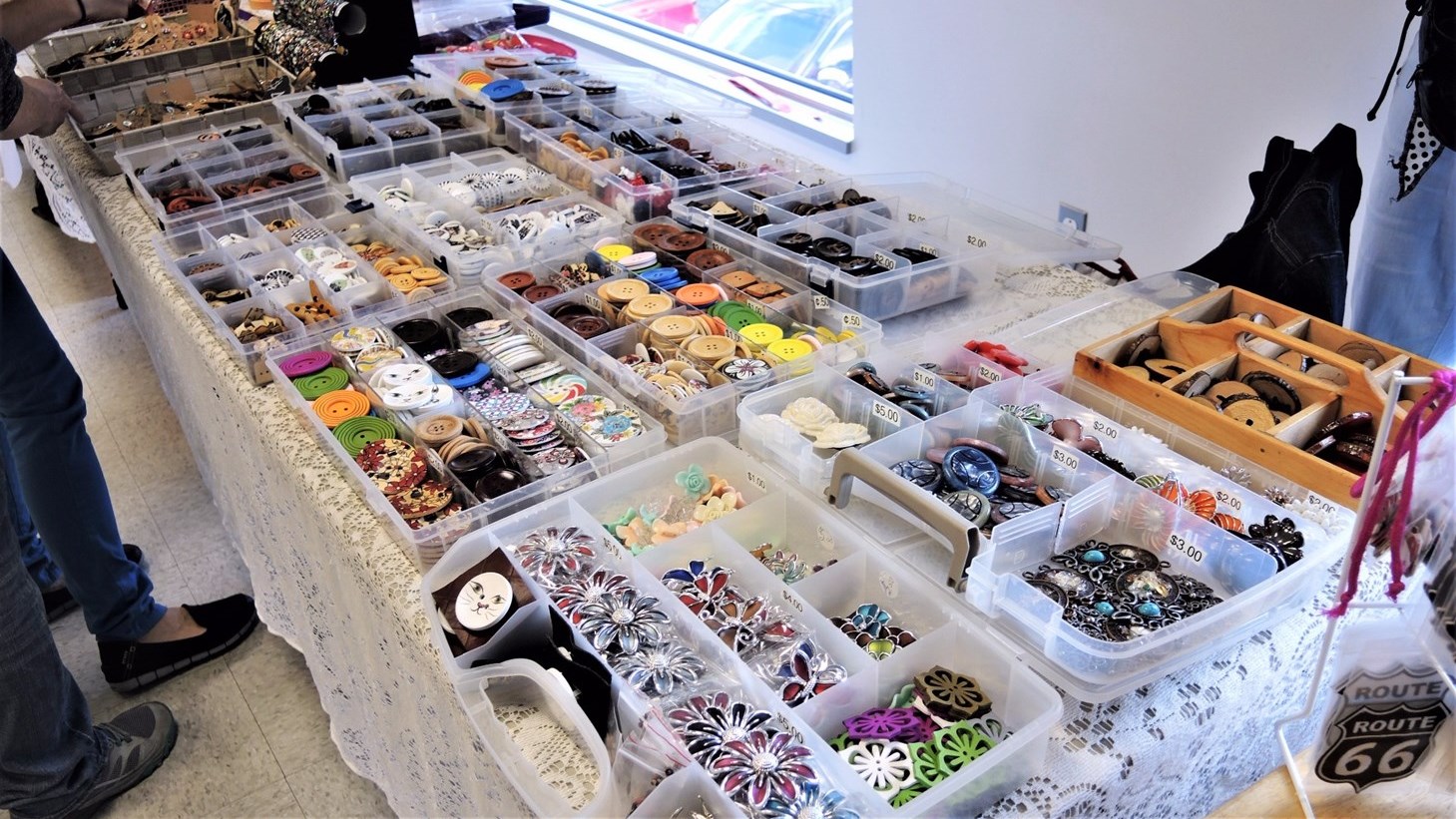 Savons, épices, bijoux, poupées et chocolats au dimanche du Marchand