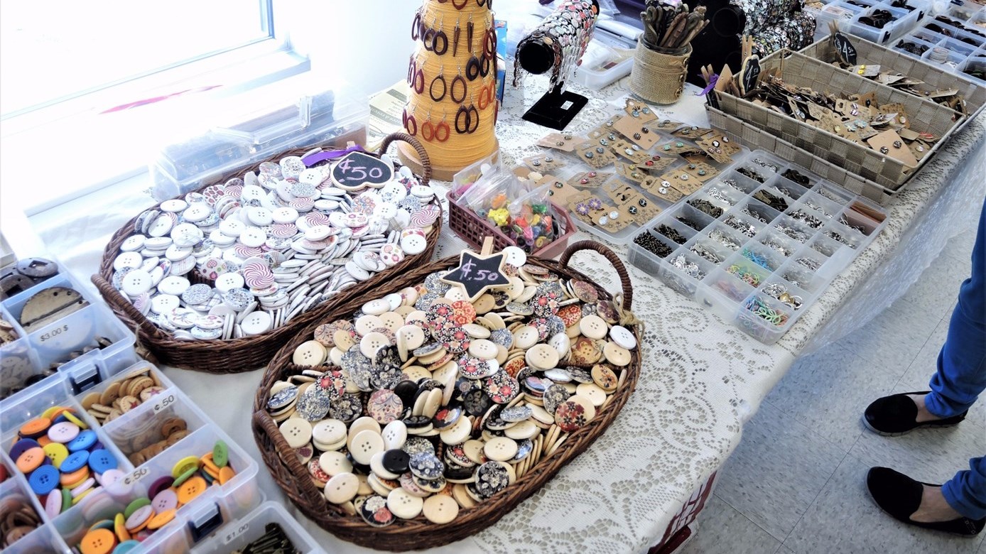 Savons, épices, bijoux, poupées et chocolats au dimanche du Marchand