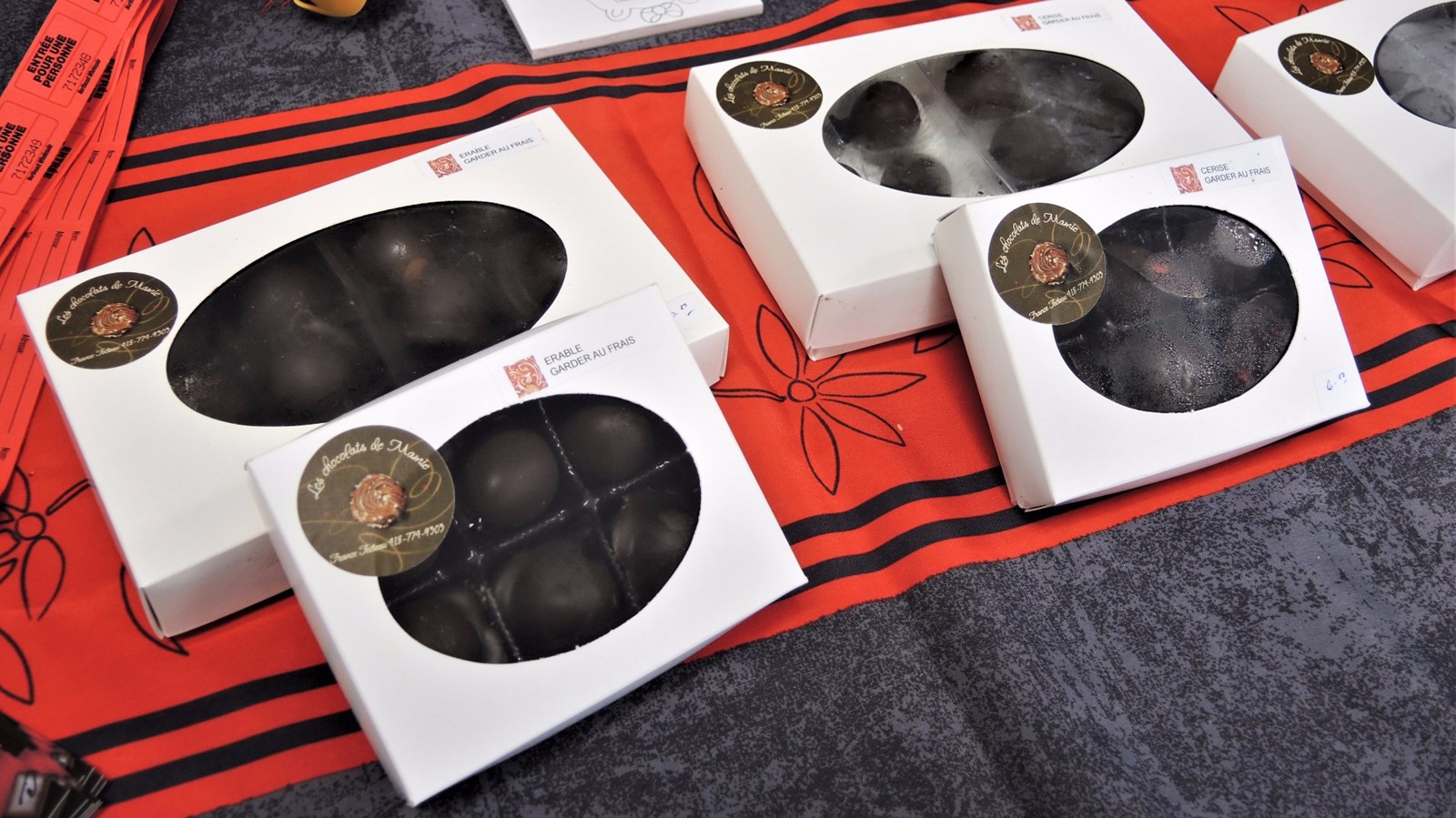 Savons, épices, bijoux, poupées et chocolats au dimanche du Marchand