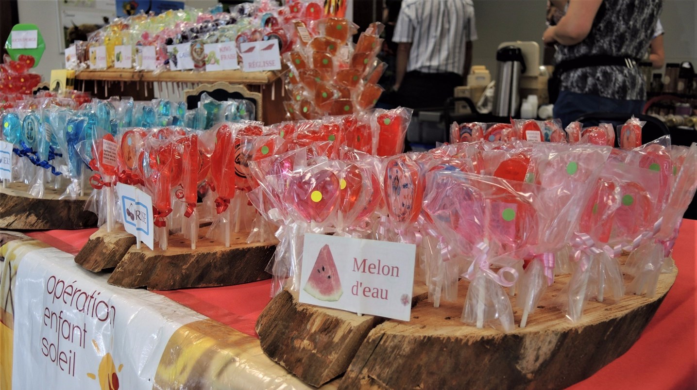 Savons, épices, bijoux, poupées et chocolats au dimanche du Marchand
