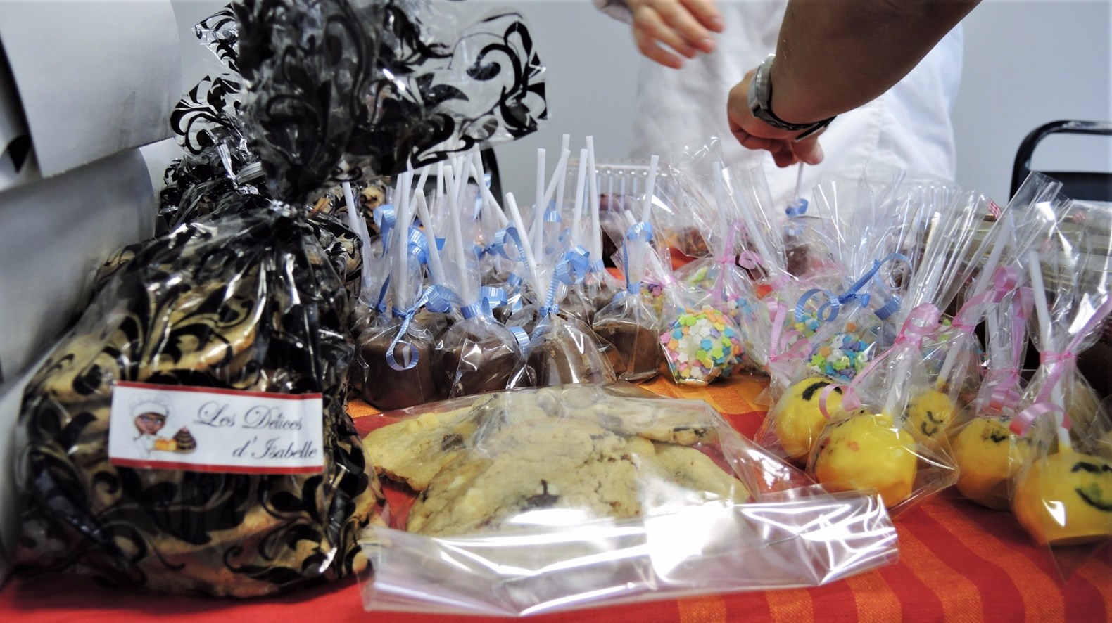Savons, épices, bijoux, poupées et chocolats au dimanche du Marchand