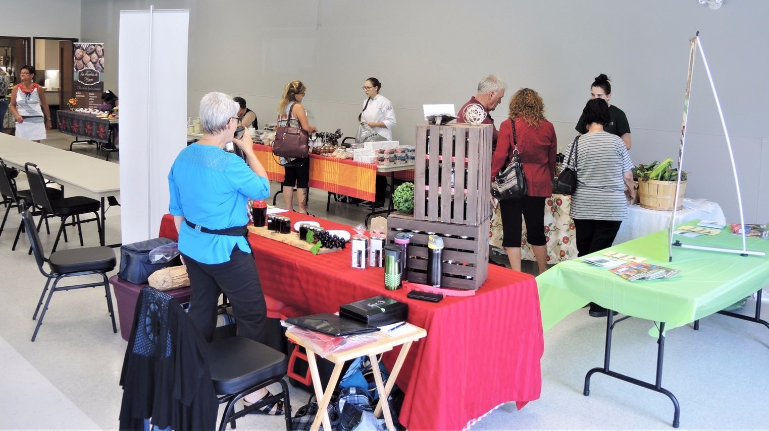 Savons, épices, bijoux, poupées et chocolats au dimanche du Marchand