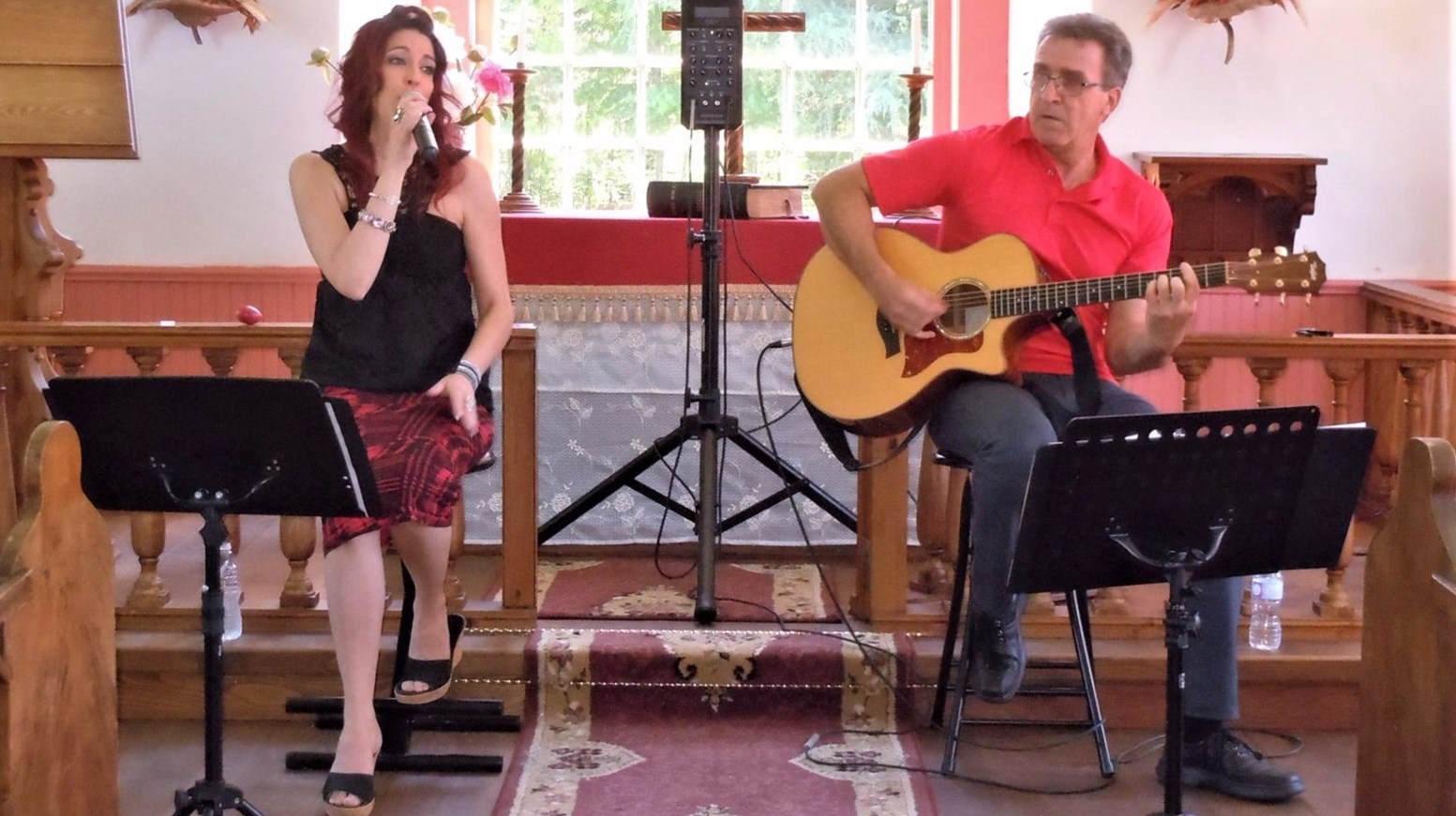 Le duo de Luce Veilleux et Mario Jacques lors d'une précédente édition des « Dimanches en concert » à l'Église Saint-Paul-de-Cumberland Mills de Saint-Simon-les-Mines.