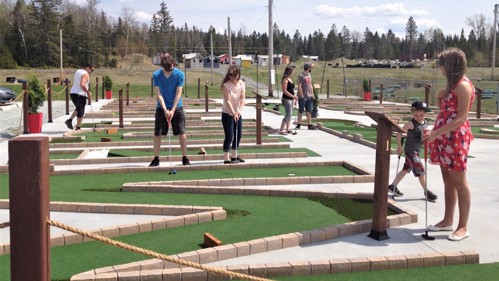 Pour jouer au mini-putt, il faudra débourser 5 $, taxes incluses, par personne, lors de la journée du 26 août 2017.