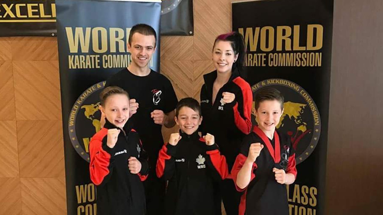 Les instructeurs Jérôme Bernard et Vanessa Drouin, de même que leurs élèves Yohann Grondin (gauche), 12 ans, Nicolas Ménard (centre), 12 ans, et Alexy Grondin (droite), 10 ans, prendront part à l'événement.