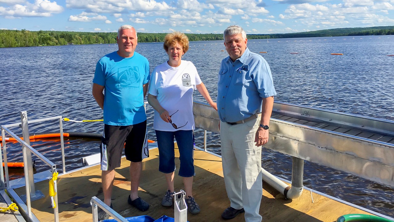 De gauche à droite sur la photo, Pierre Morin, enseignant au Cégep de Limoilou, Claire Maranda, présidente de l'Association des riverains et Gilles Gaudet, maire de Sainte-Aurélie. 
 
