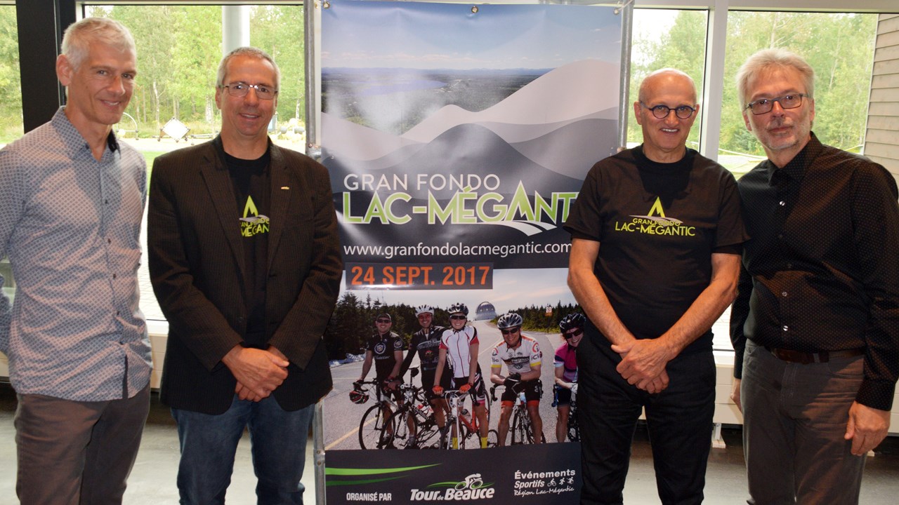 L'ambassadeur Louis Bertrand, le directeur des loisirs de Lac-Mégantic, le représentant d'Événements sportifs région Lac-Mégantic et le directeur général du Tour de Beauce, Francis Rancourt, ont annoncé les détails de la quatrième édition du Gran Fondo Lac-Mégantic.