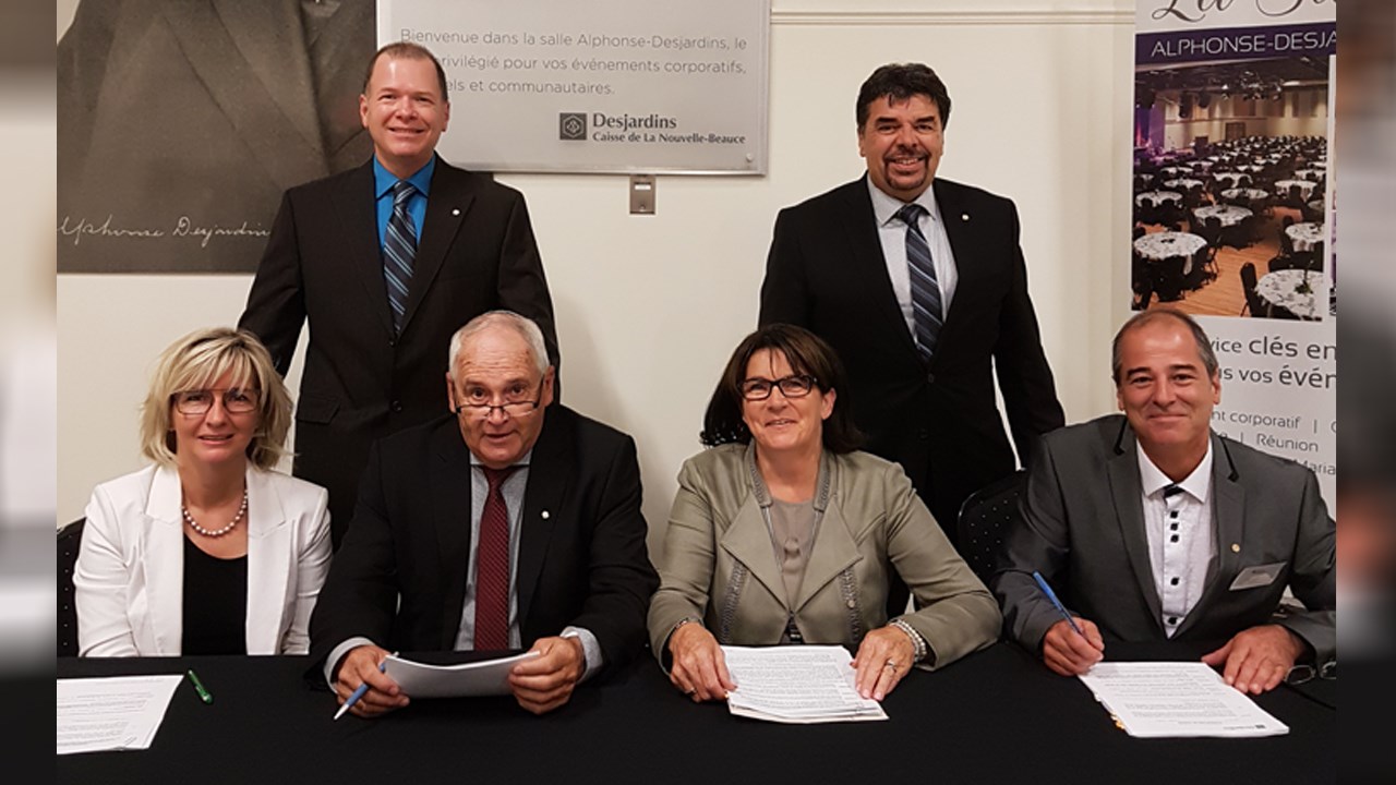 (De gauche à droite) La secrétaire, Estelle Lehoux, le directeur général, Daniel Ruel, le président, Roch Drouin, tous trois de la la Caisse Desjardins de la Nouvelle-Beauce, ainsi que la présidente, Michelyne Marcoux, le directeur général, Yves Lessard, et le secrétaire, Yvan Jacques, tous trois de la Caisse Desjardins du Nord de la Beauce, lors de l'assemblée générale extraordinaire du 5 septembre.