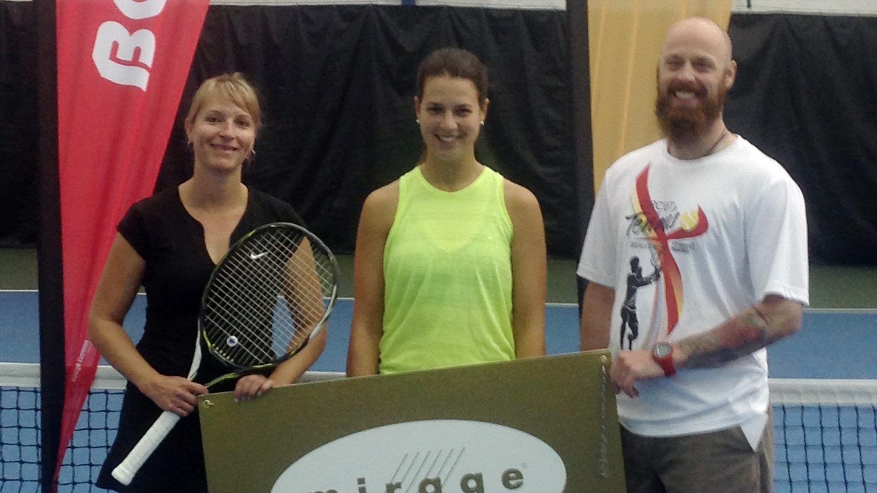 De gauche à droite, France Fortin (championne), Véronique Giguère (finaliste) et Étienne Maheux (organisateur) dans la catégorie féminine.