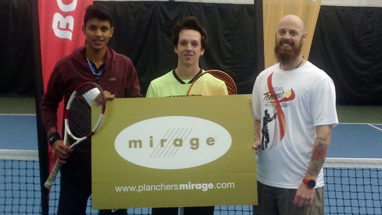 De gauche à droite, Mickael Rasoanaivo (Finaliste), Mathieu Dussault (champion) et Étienne Maheux (organisateur) dans la catégorie A.