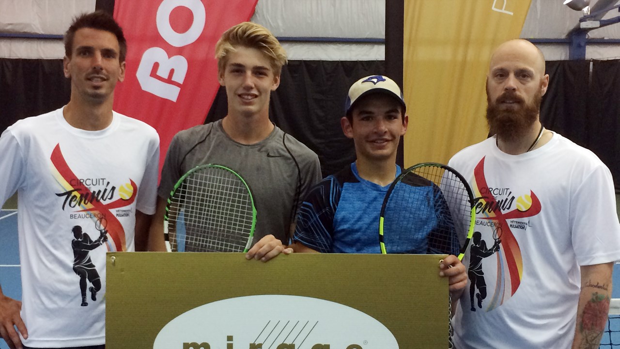 De gauche à droite, Jean-Philippe Deblois (organisateur), Alex Vallée (champion), Julien Maheu (finaliste) et Étienne Maheux (organisateur) dans la catégorie B.