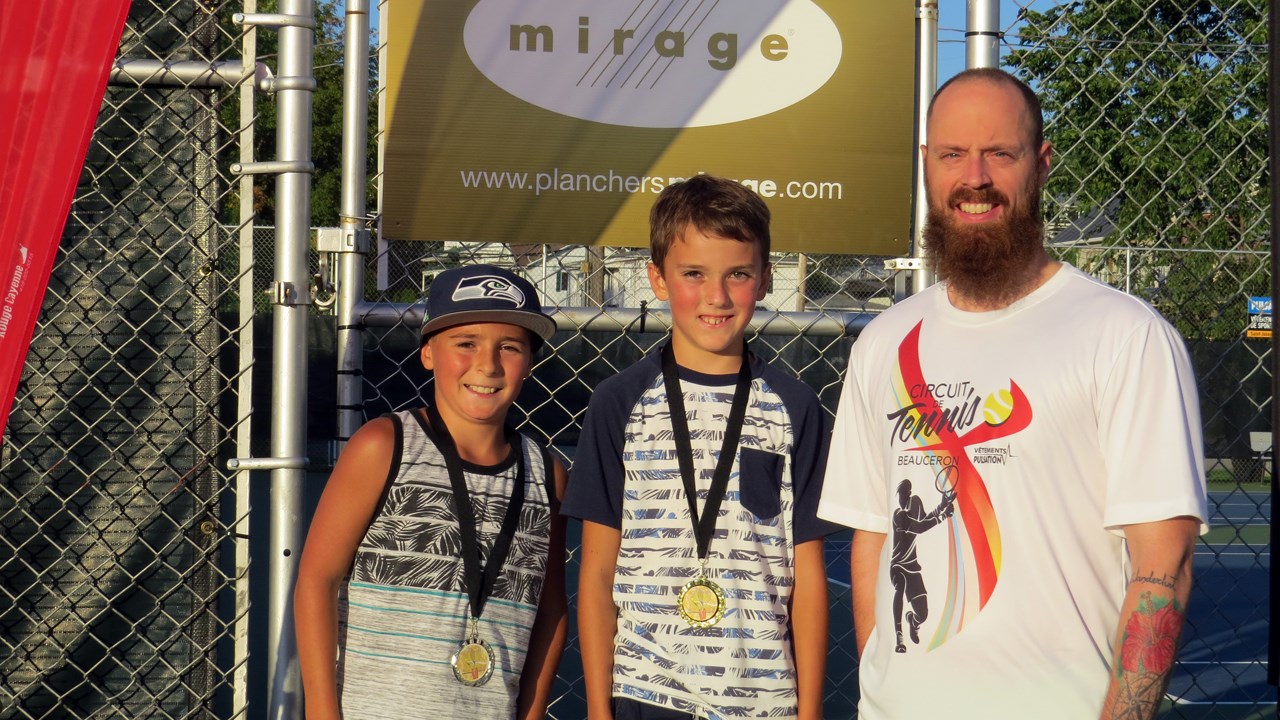 De gauche à droite, Zachary Doyon-Roy (finaliste), Mickael Lessard (champion0 et Étienne Maheux (organisateur) dans la catégorie junior A.