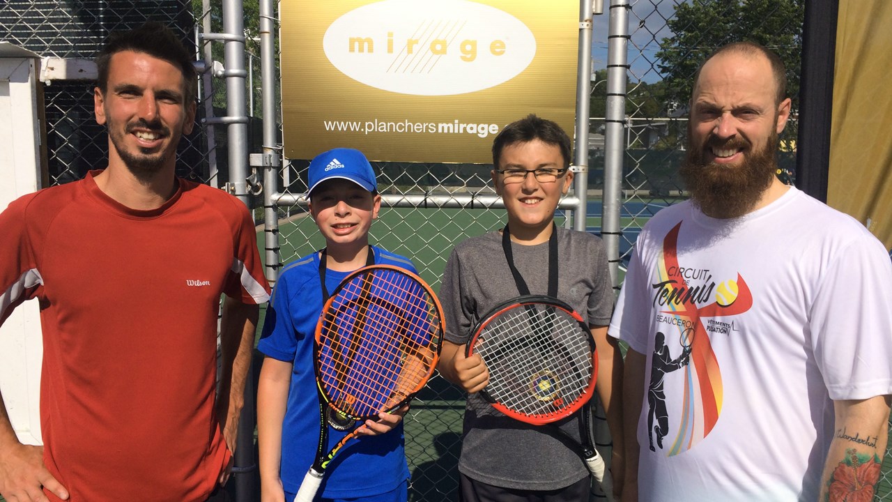 De gauche à droite, Jean-Philippe Deblois (organisateur), Samuel Rodrigue (finaliste), Marc-Antoine Côté (champion) et Étienne Maheux (organisateur) dans la catégorie junior AA.