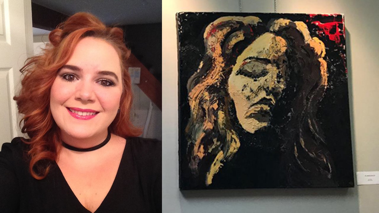 L'artiste, Allison Pomerleau et l'une de ses oeuvres qui est exposée à la bibliothèque Madeleine-Doyon.