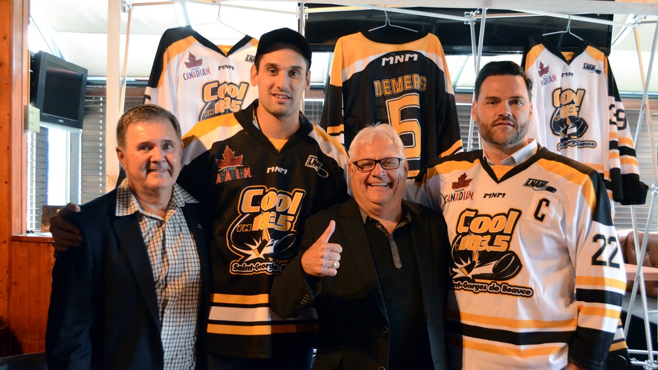 De gauche à droite, le président du conseil d'administration du Cool FM de Saint-Georges, Carol Poulin, la nouvelles acquisition de l'équipe, Patrick Bordeleau, le directeur général, Denis Dumont et le capitaine, Éric Bertrand.