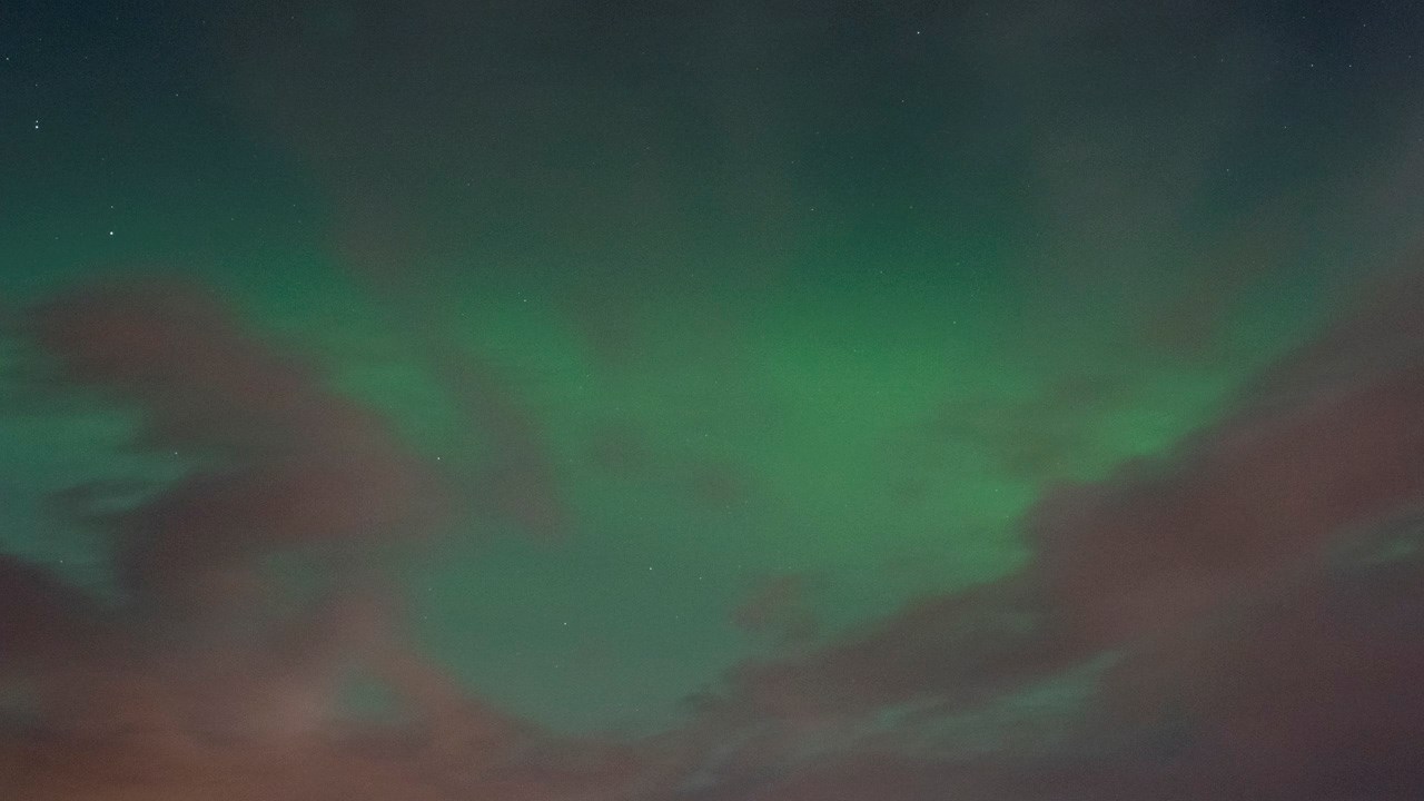 Des aurores boréales percent à travers les nuages à Beauceville
