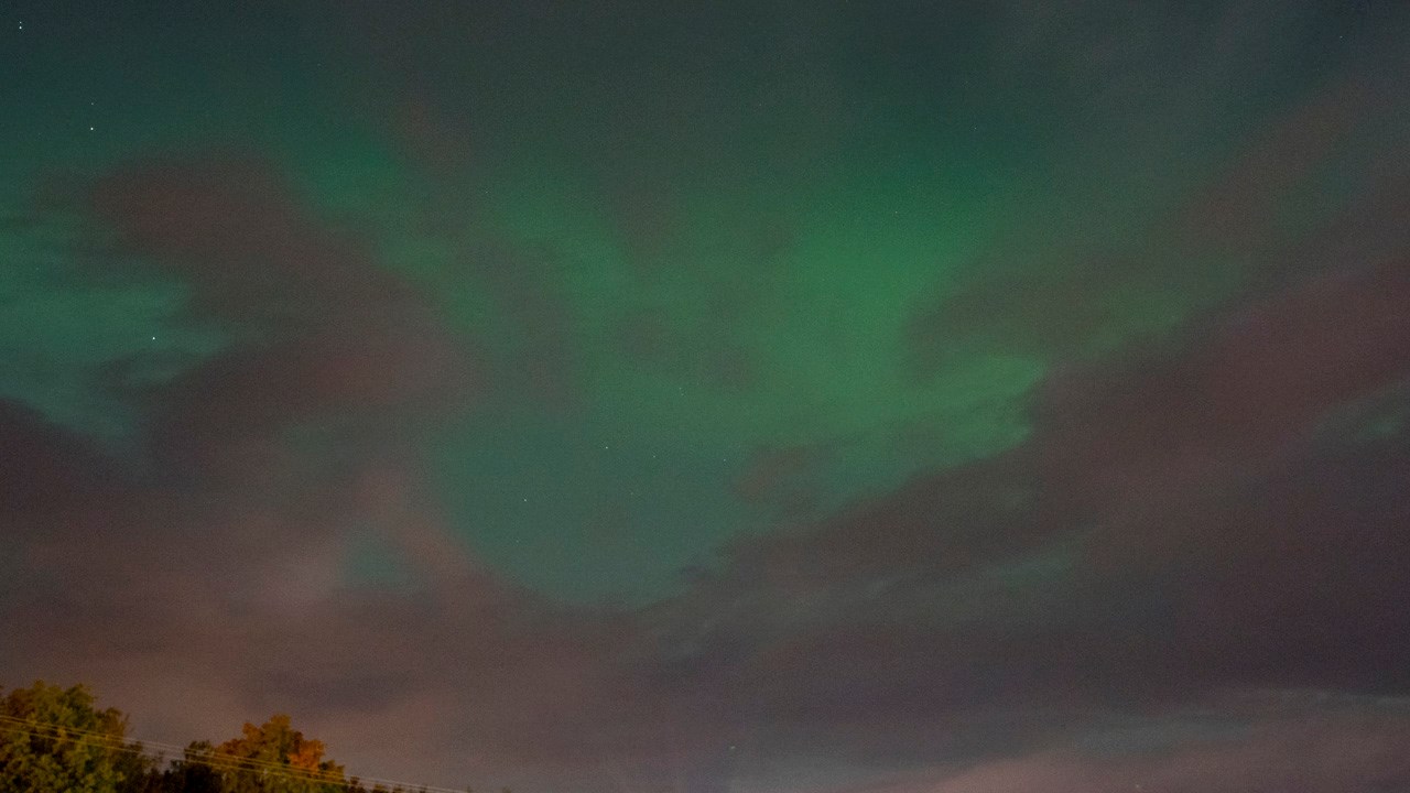 Des aurores boréales percent à travers les nuages à Beauceville